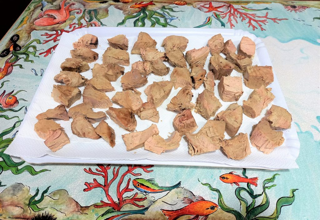 Der eingelegte rote Thunfisch in Öl