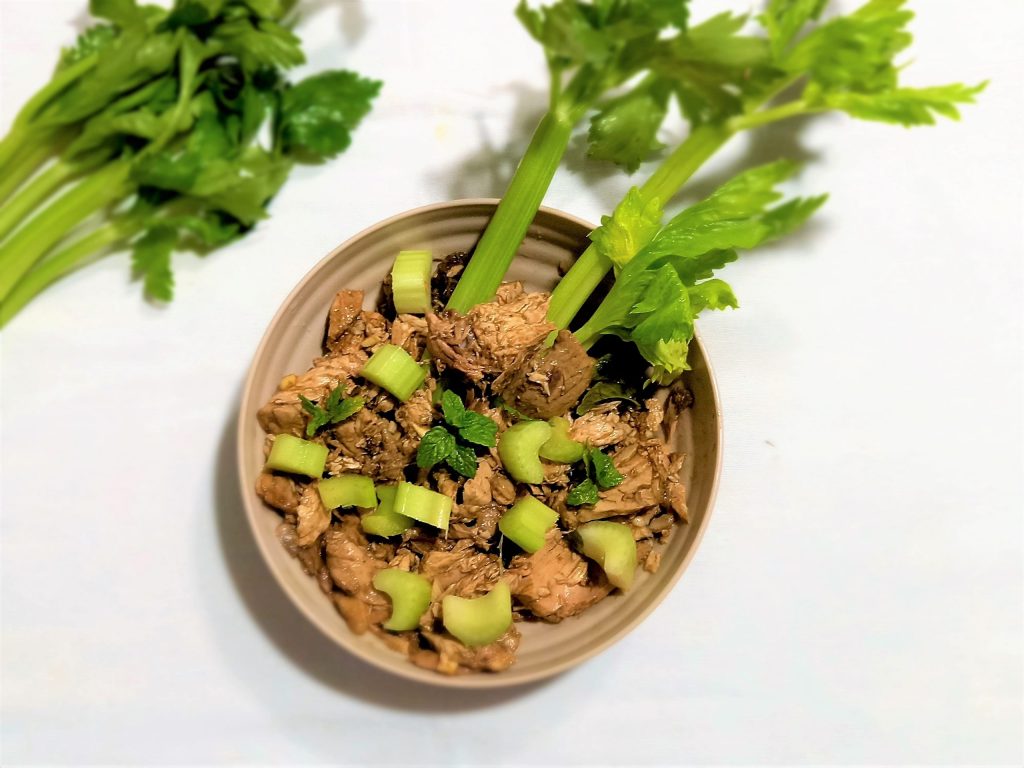 Der Fischersalat mit rotem Thunfisch