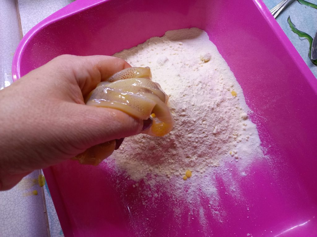 Wie man die Calamari auf Messinesische Art frittiert