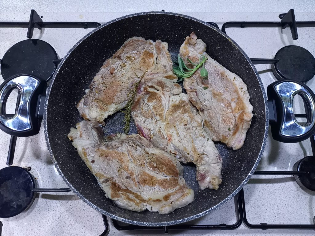 Schweinekoteletts nach Pizzaiola-Art zubereiten