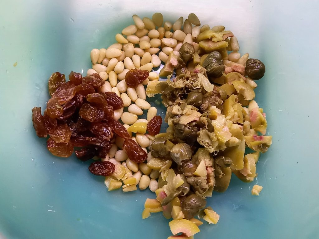 Sultaninen und Pinienkerne