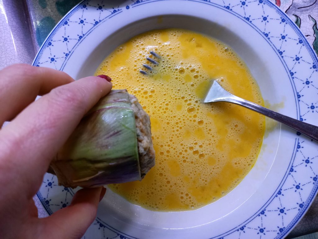 Mit Soße gefüllte Artischockenherzen