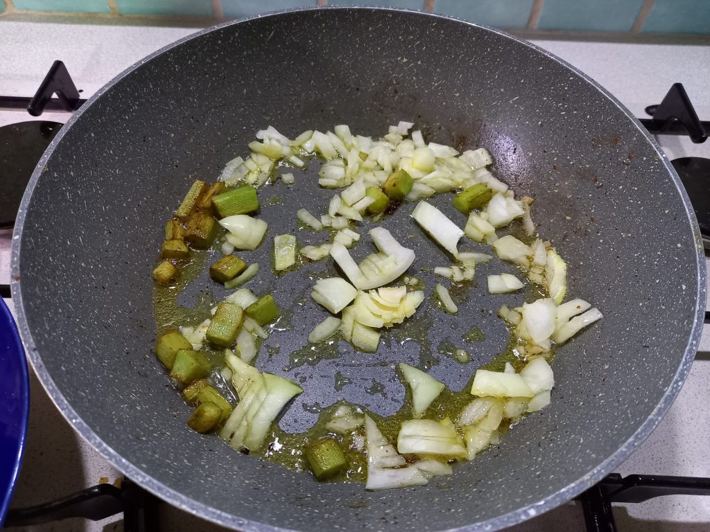 Mit Soße gefüllte Artischockenherzen