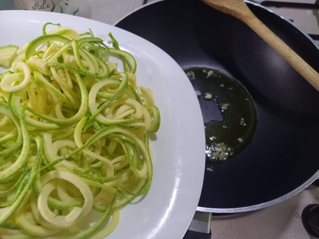 Die Pasta mit Zucchini mit Riesengarnelen und Bottarga