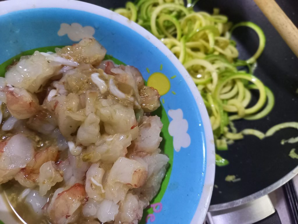 Die Pasta mit Zucchini mit Riesengarnelen und Bottarga