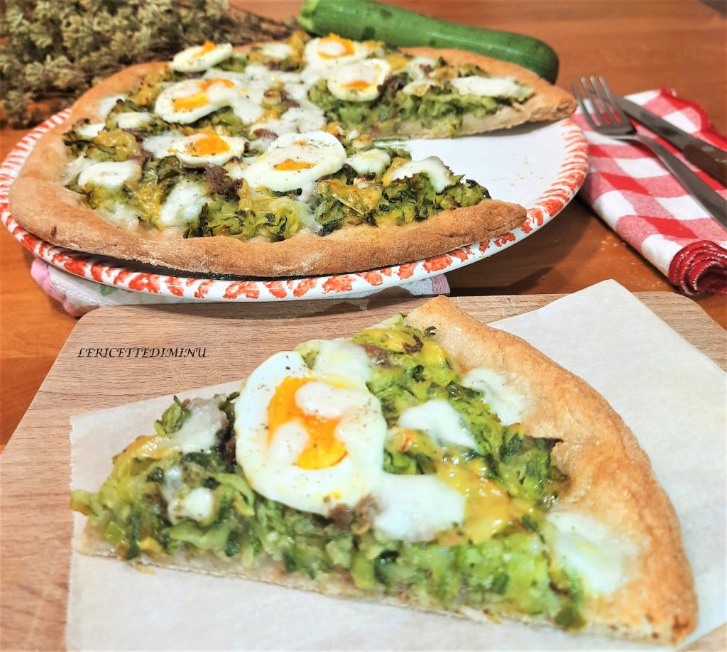 Pizza mit Zucchini, Zwiebeln und Anchovis