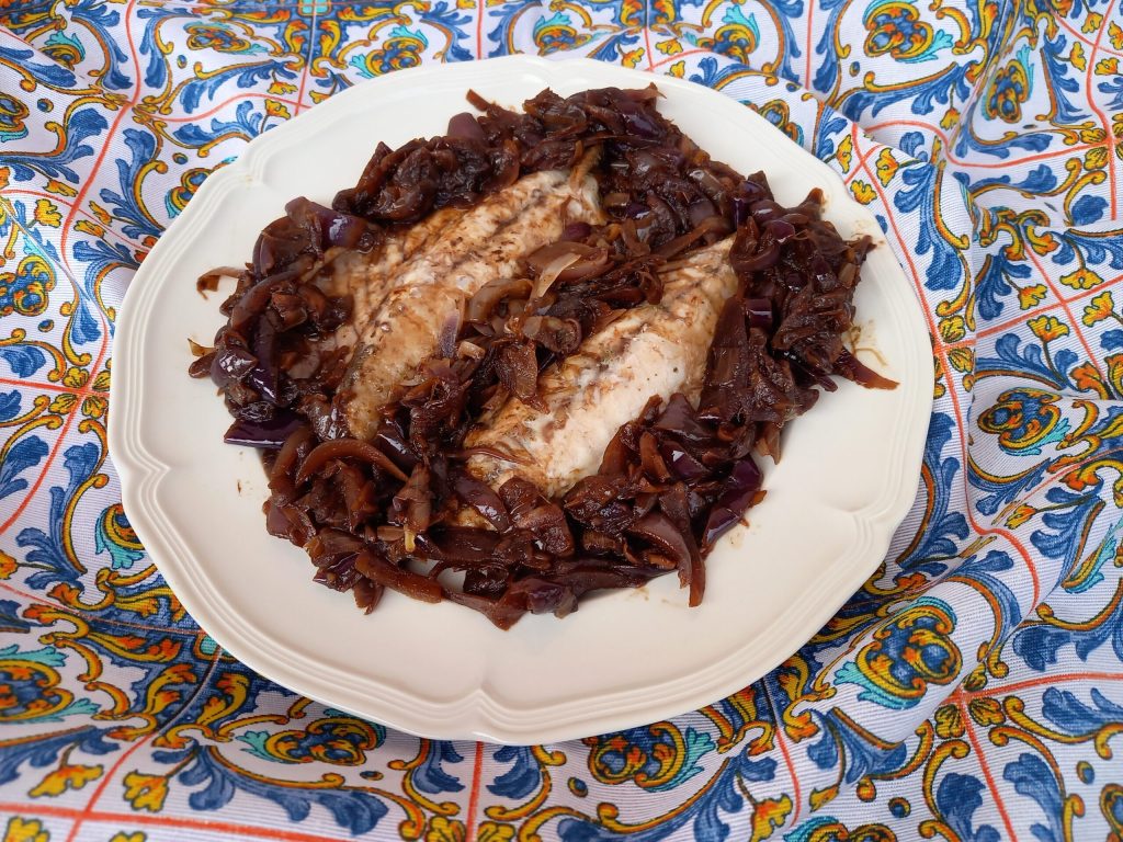 Fischfilets mit karamellisierten Zwiebeln
