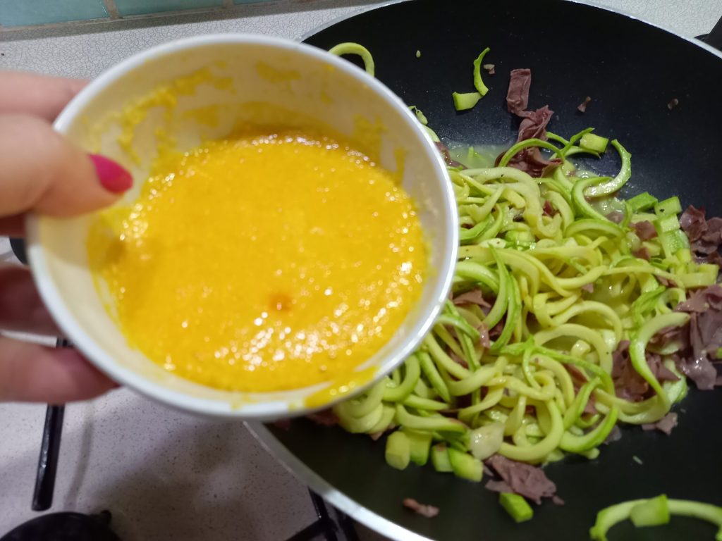 Fit Carbonara mit Zucchinispaghetti