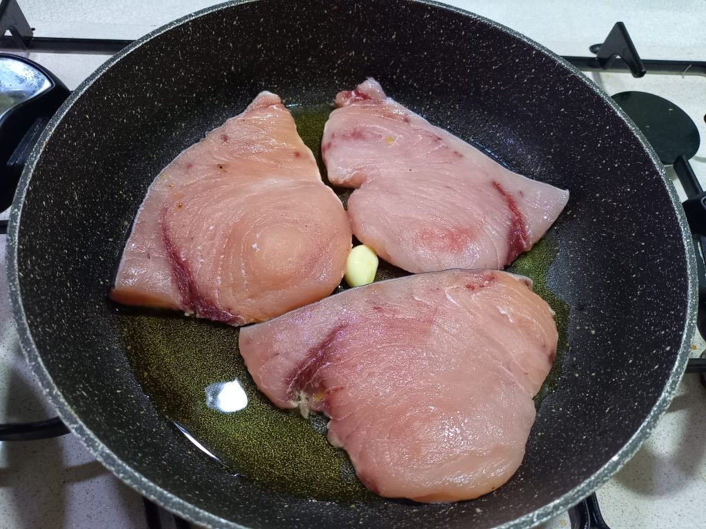 Schwertfisch mit frischen Tomaten