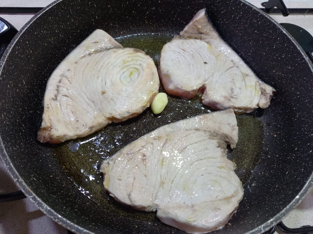 Schwertfisch mit frischen Tomaten