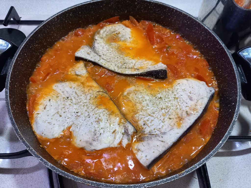 Schwertfisch mit frischen Tomaten