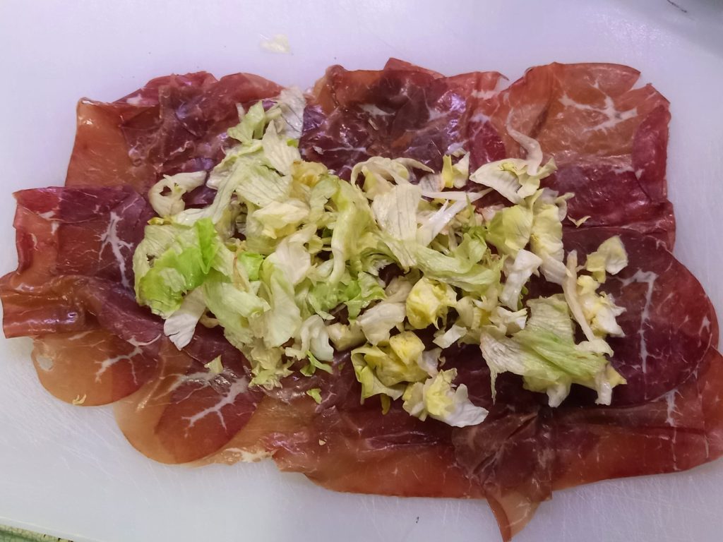 Röllchen mit Bresaola, Stracchino und Gemüse