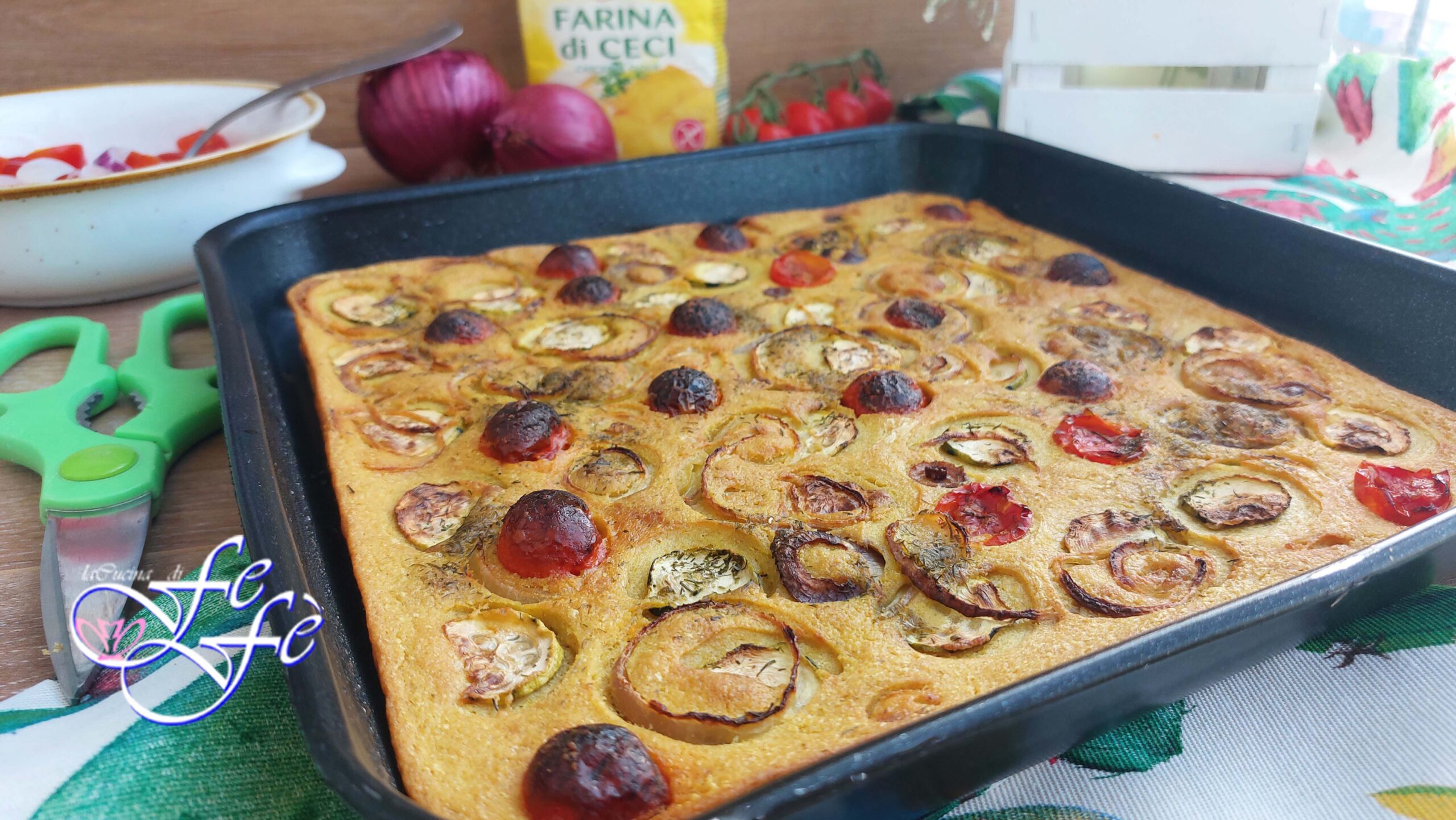 KNUSPRIGE FARINATA MIT ZUCCHINI, TOMATEN UND ROTER ZWIEBEL