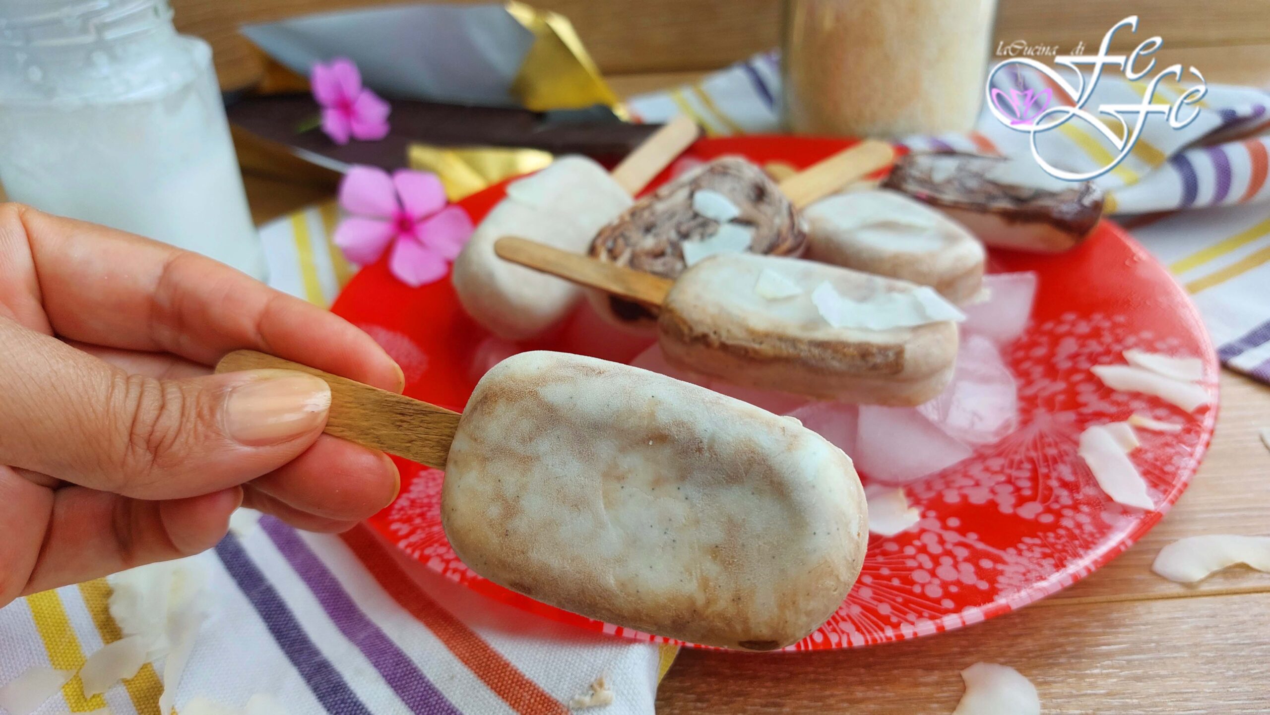 SCHOKOLADIGES KOKOS-EIS AM STIEL