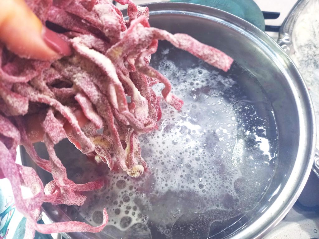 Rosa Tagliatelle und Ricotta-Creme