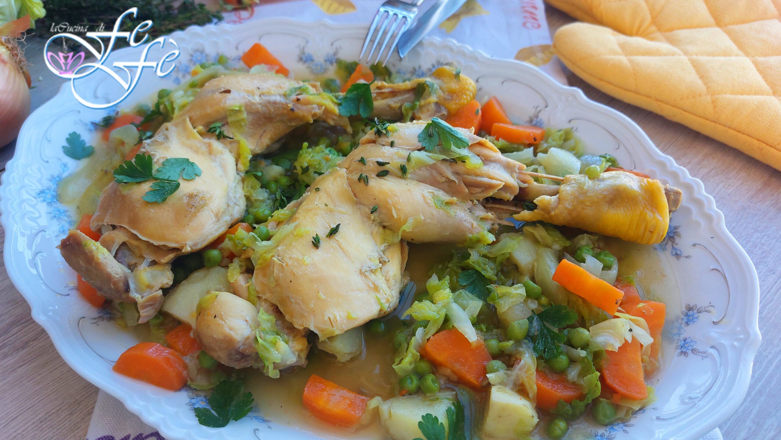 GESCHMORTES HUHN MIT ERBSEN, KARTOFFELN UND WIRSING