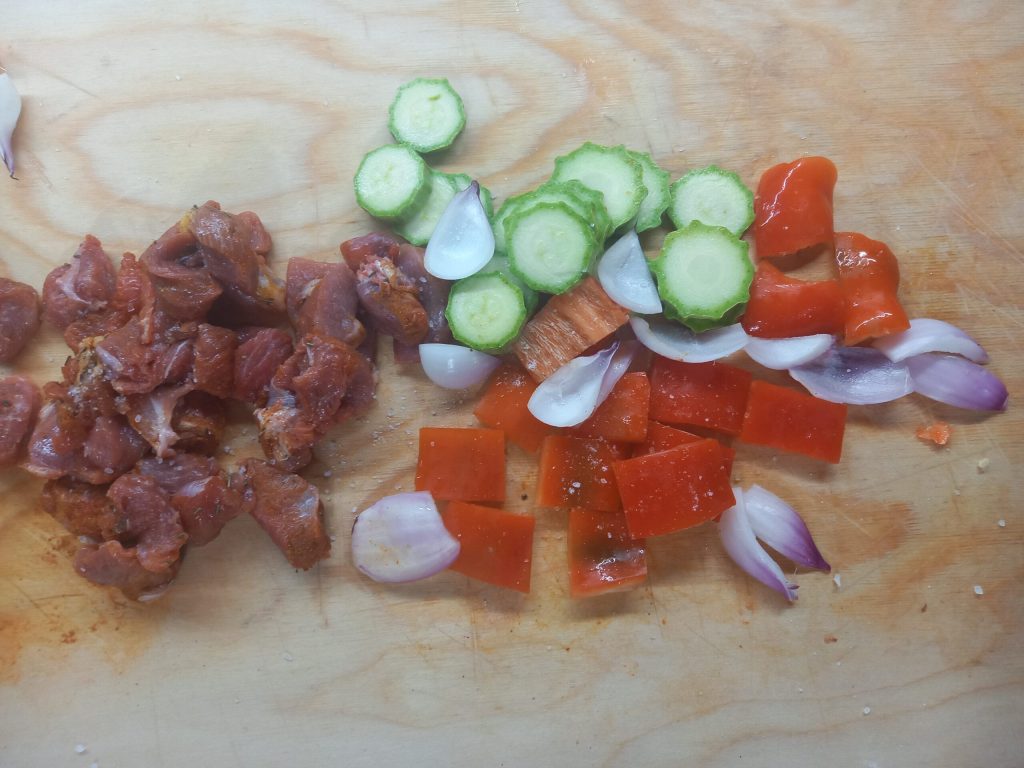 Puten- und Gemüsespieße