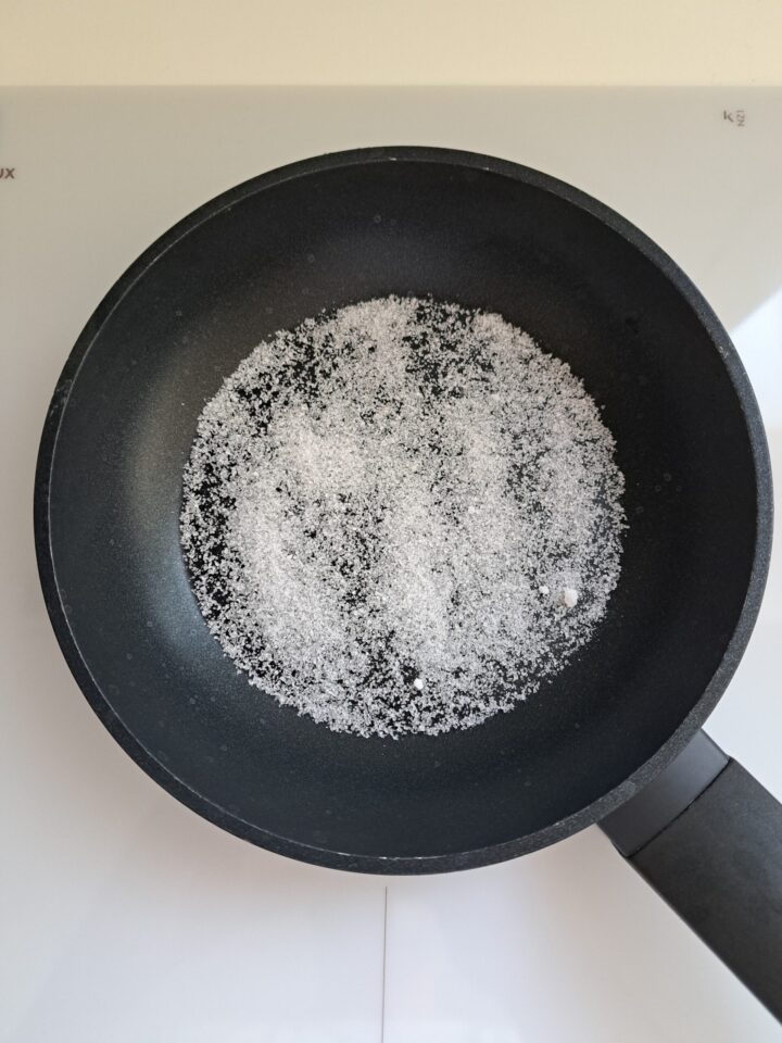 Zucker für Karamell in der Pfanne