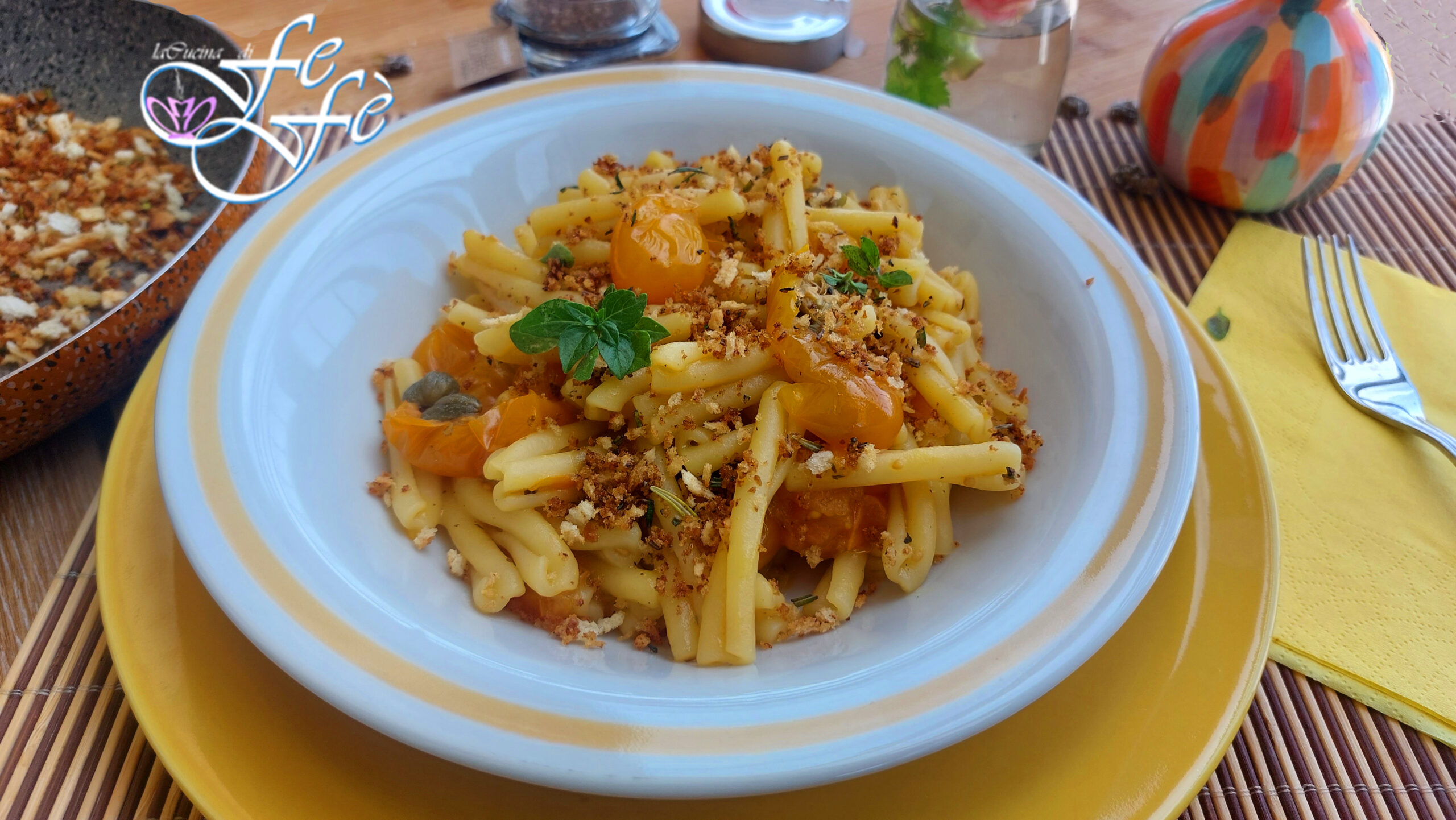 CASERECCE MIT GELBEN DATTERINI, KAPERNGRANELLA UND GERÖSTETEM MUDBROT