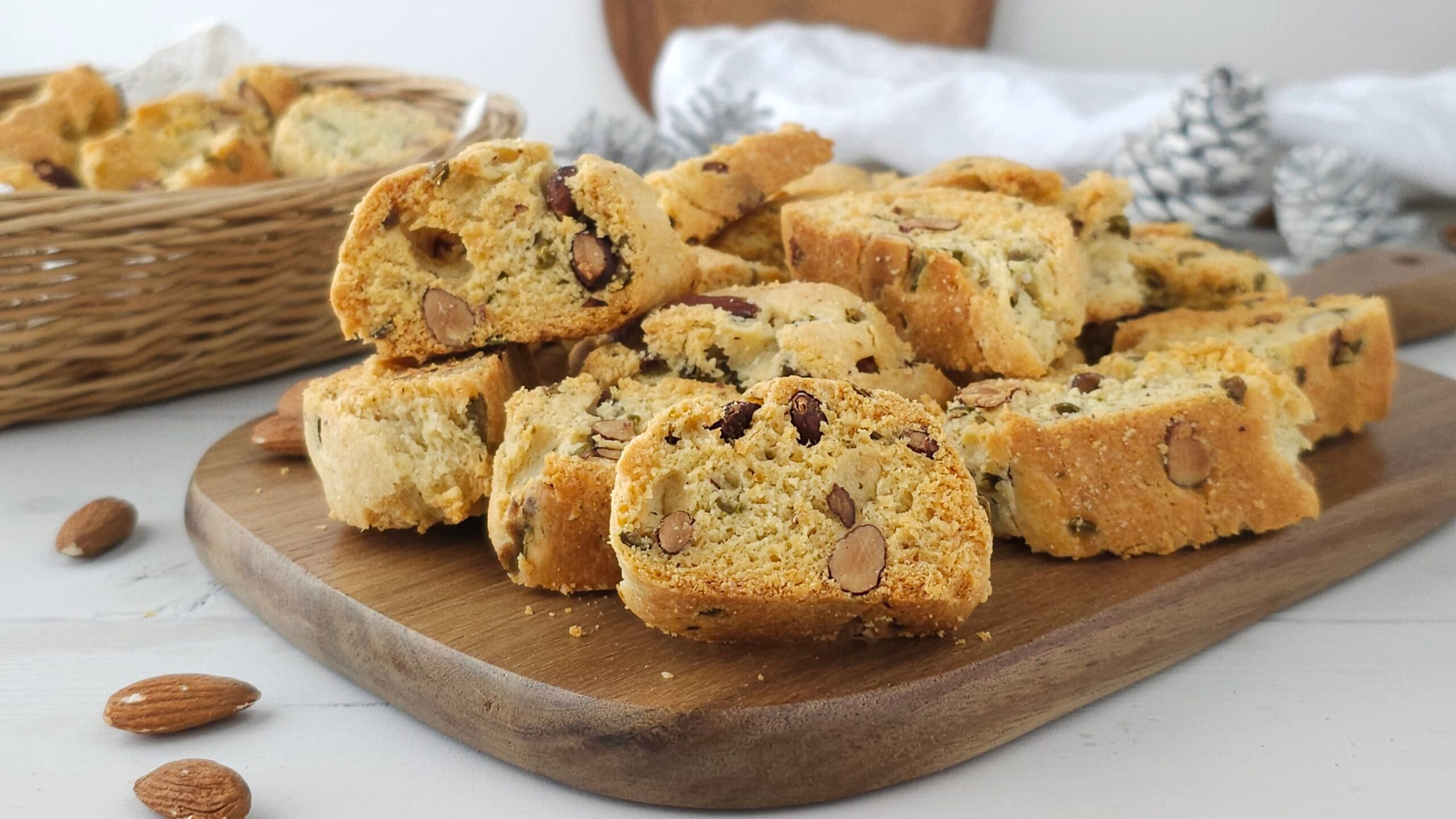 Herzhafte Cantucci mit Oliven, Kapern und Mandeln