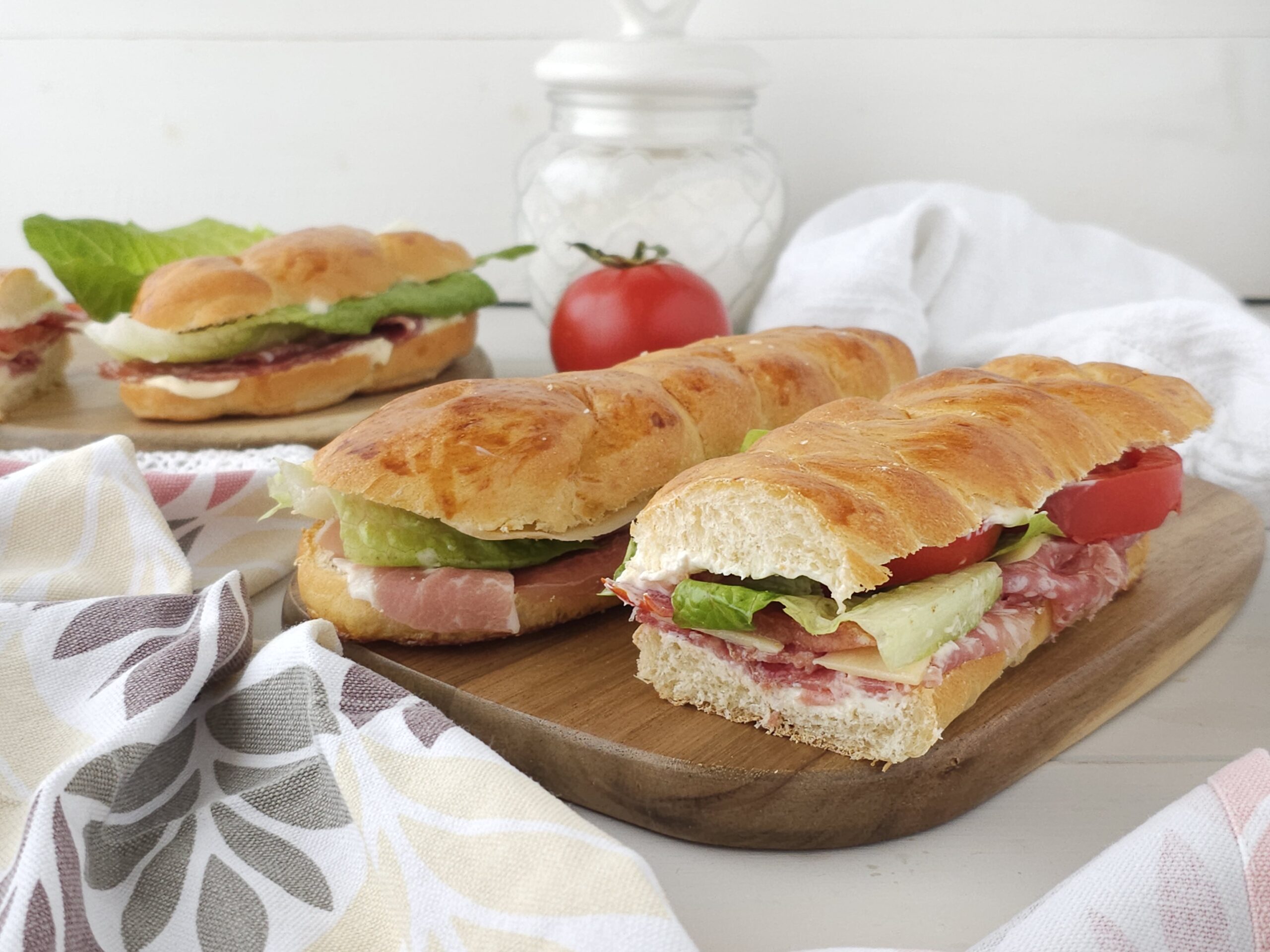 Gefüllte herzhafte Brioche-Zöpfe