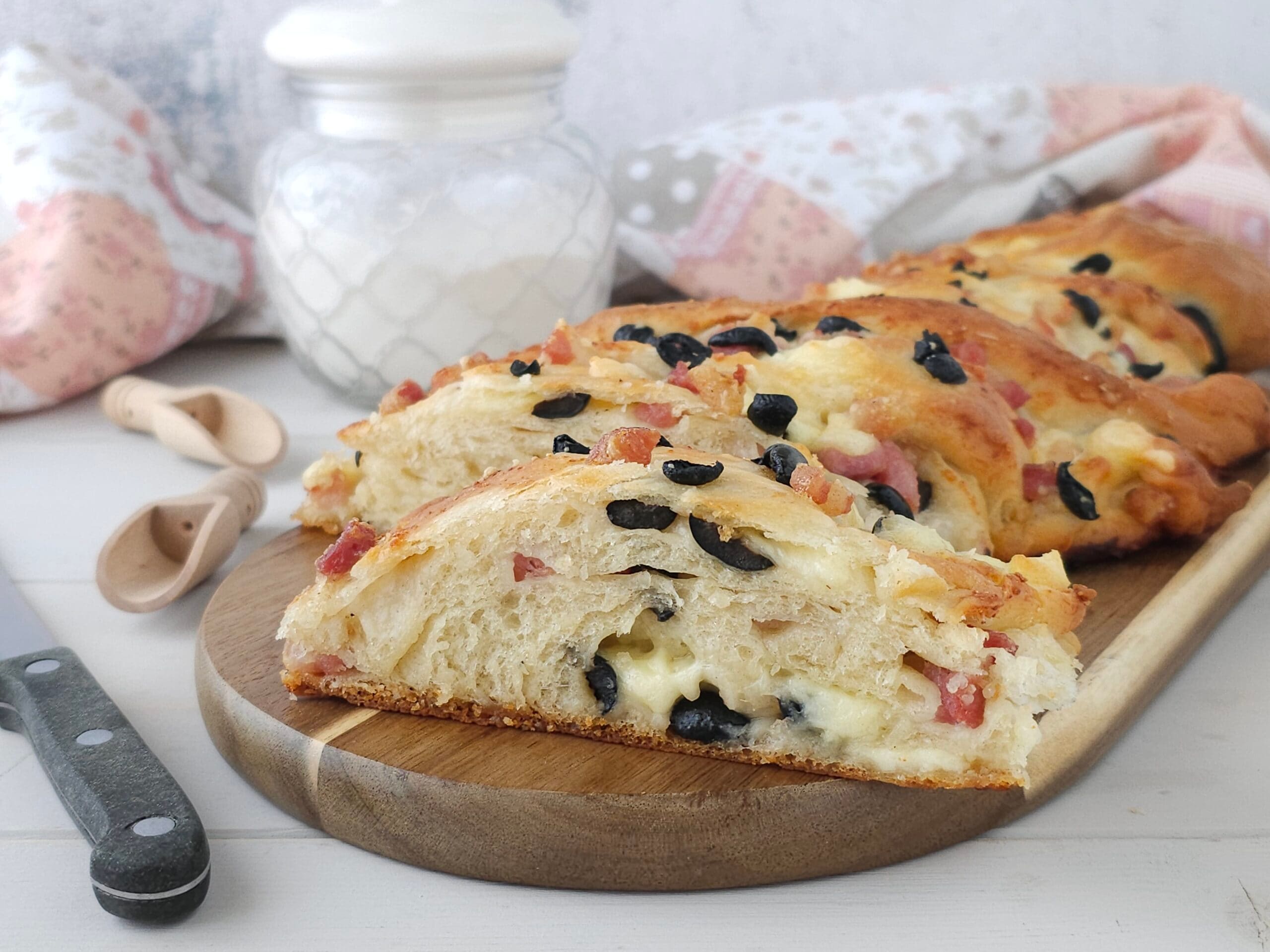 Herzhafte Flechtbrot mit Speck und Mozzarella