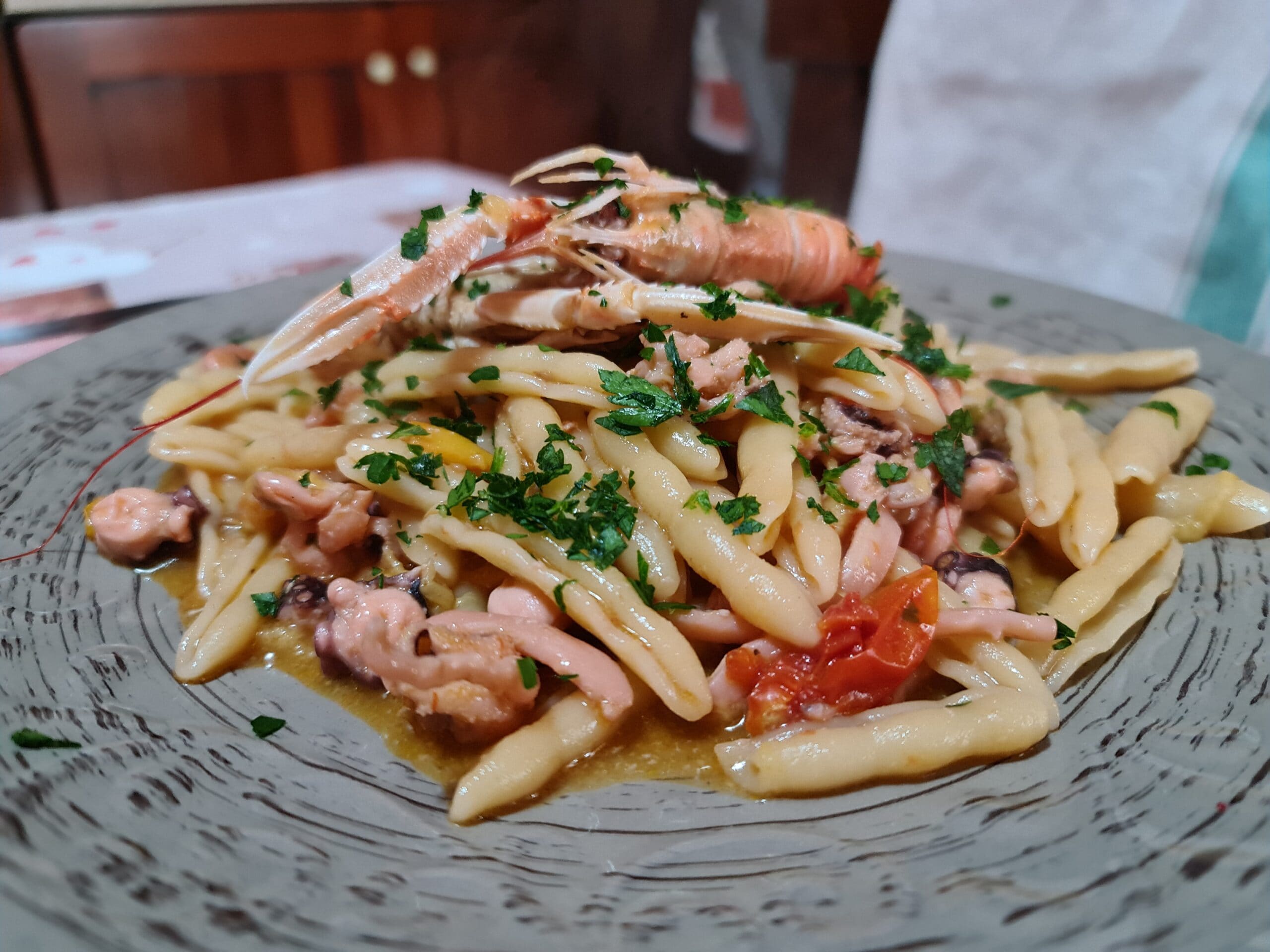 Pasta mit Oktopus, Garnelen und Kaisergranat