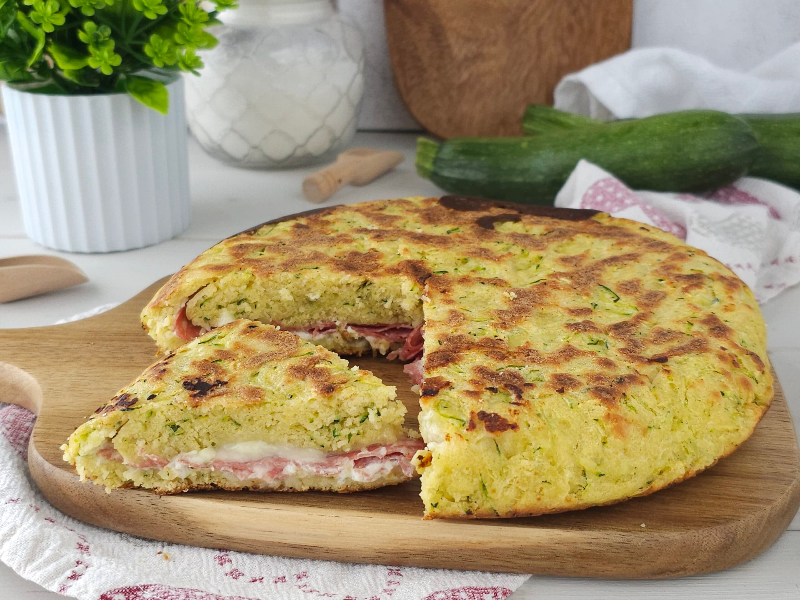 Gefüllte Zucchinifocaccia in der Pfanne gebacken