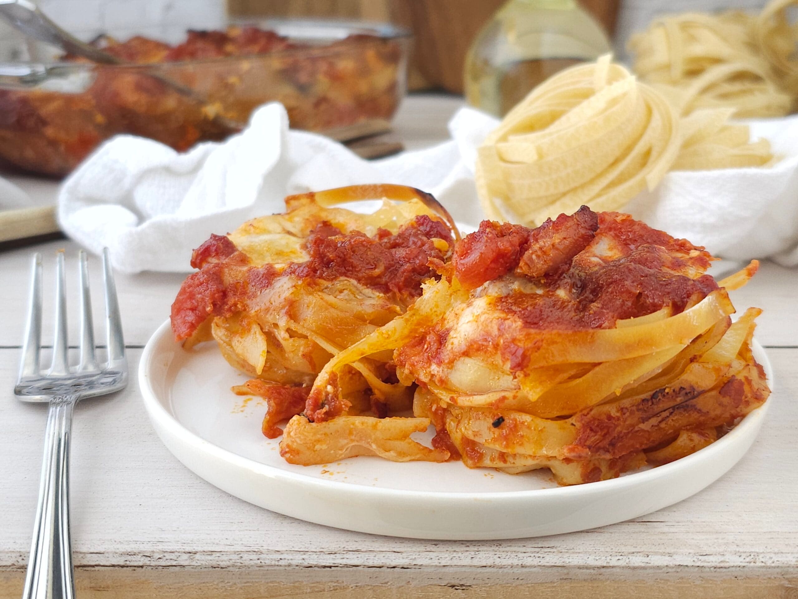 Gebackene Tagliatellenester mit Speck und Stracciatella