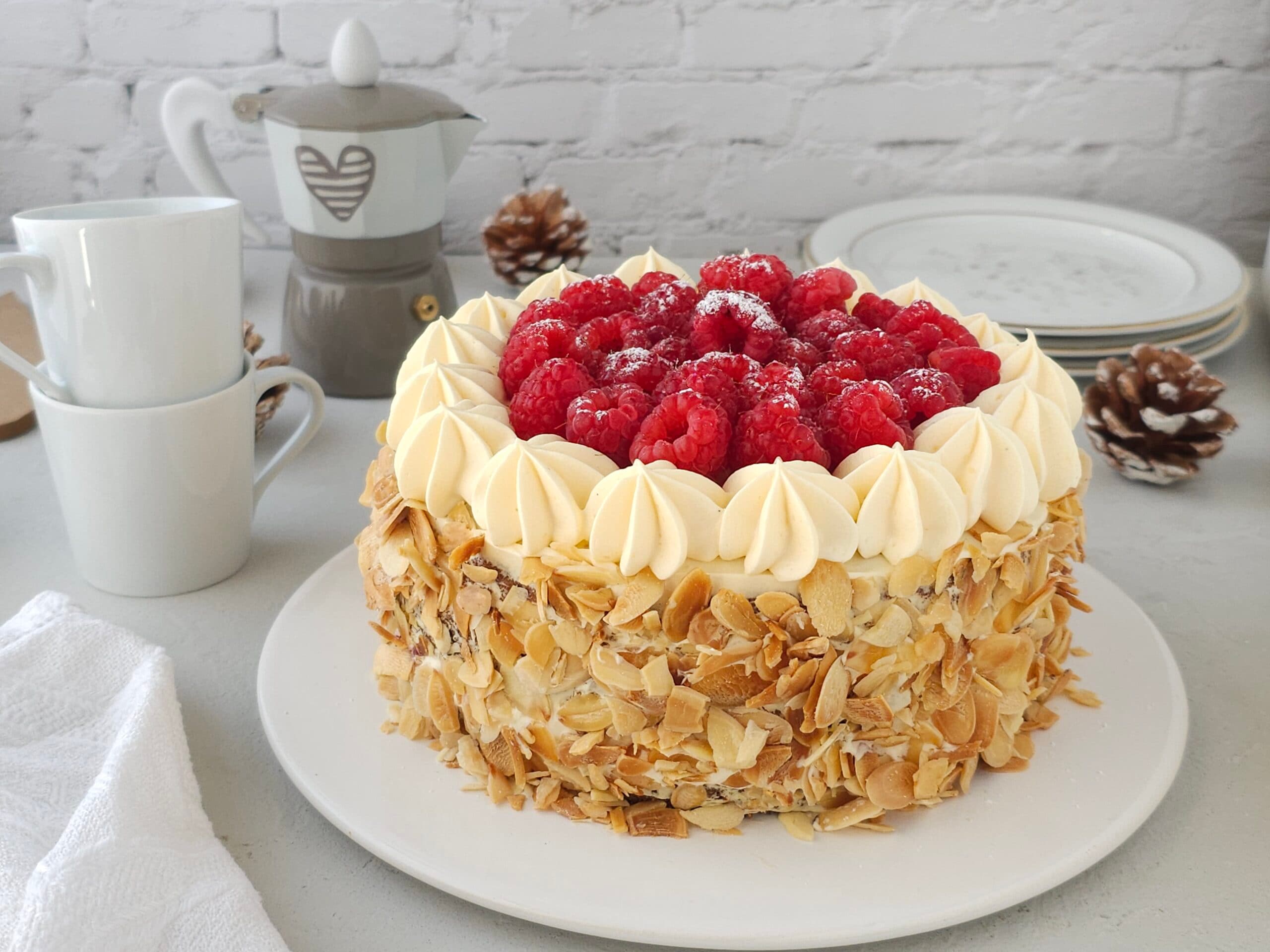 Torte mit Diplomatcreme und Himbeeren