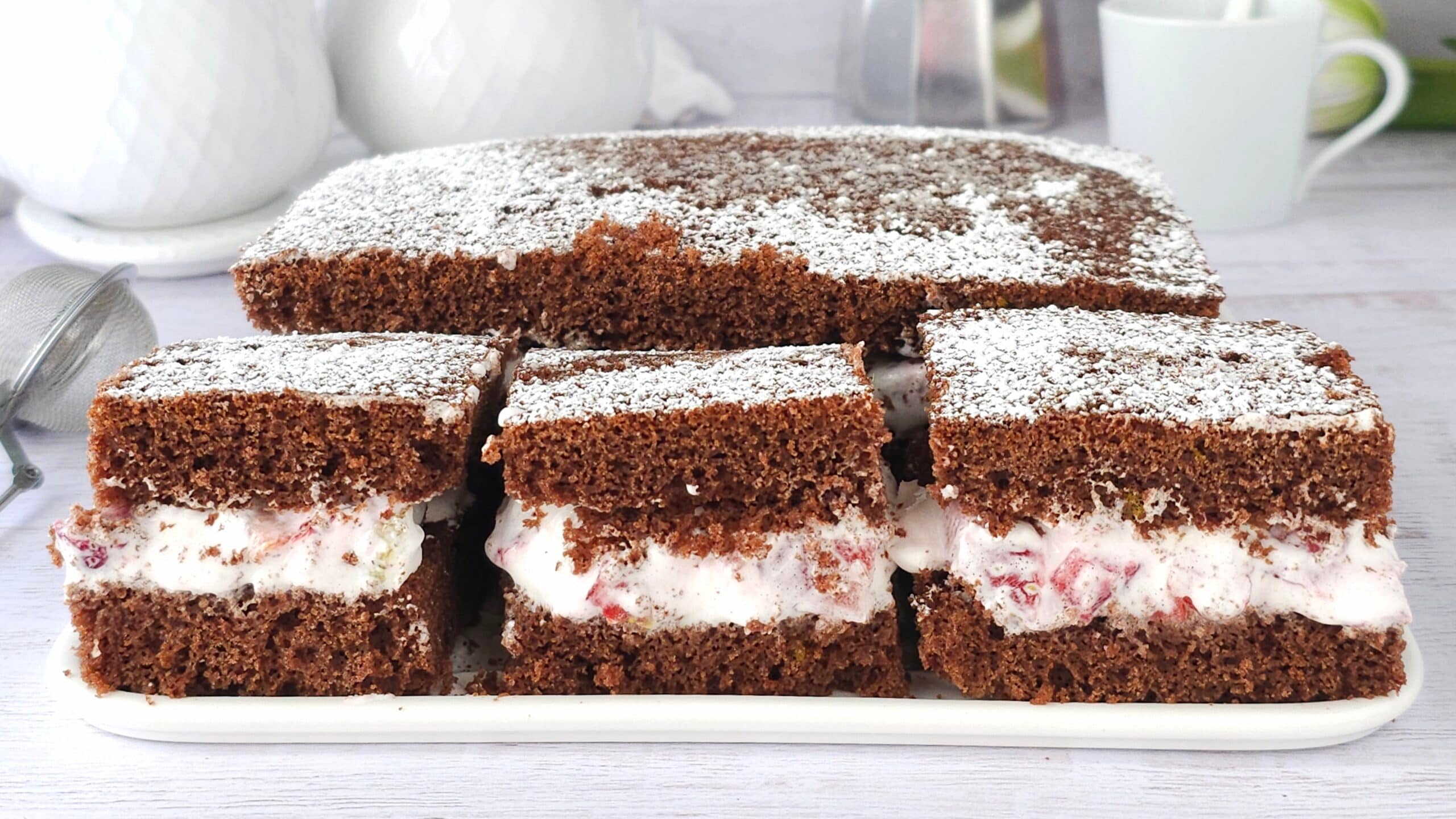 Schokoladenkuchen gefüllt mit Milchcreme und Erdbeeren