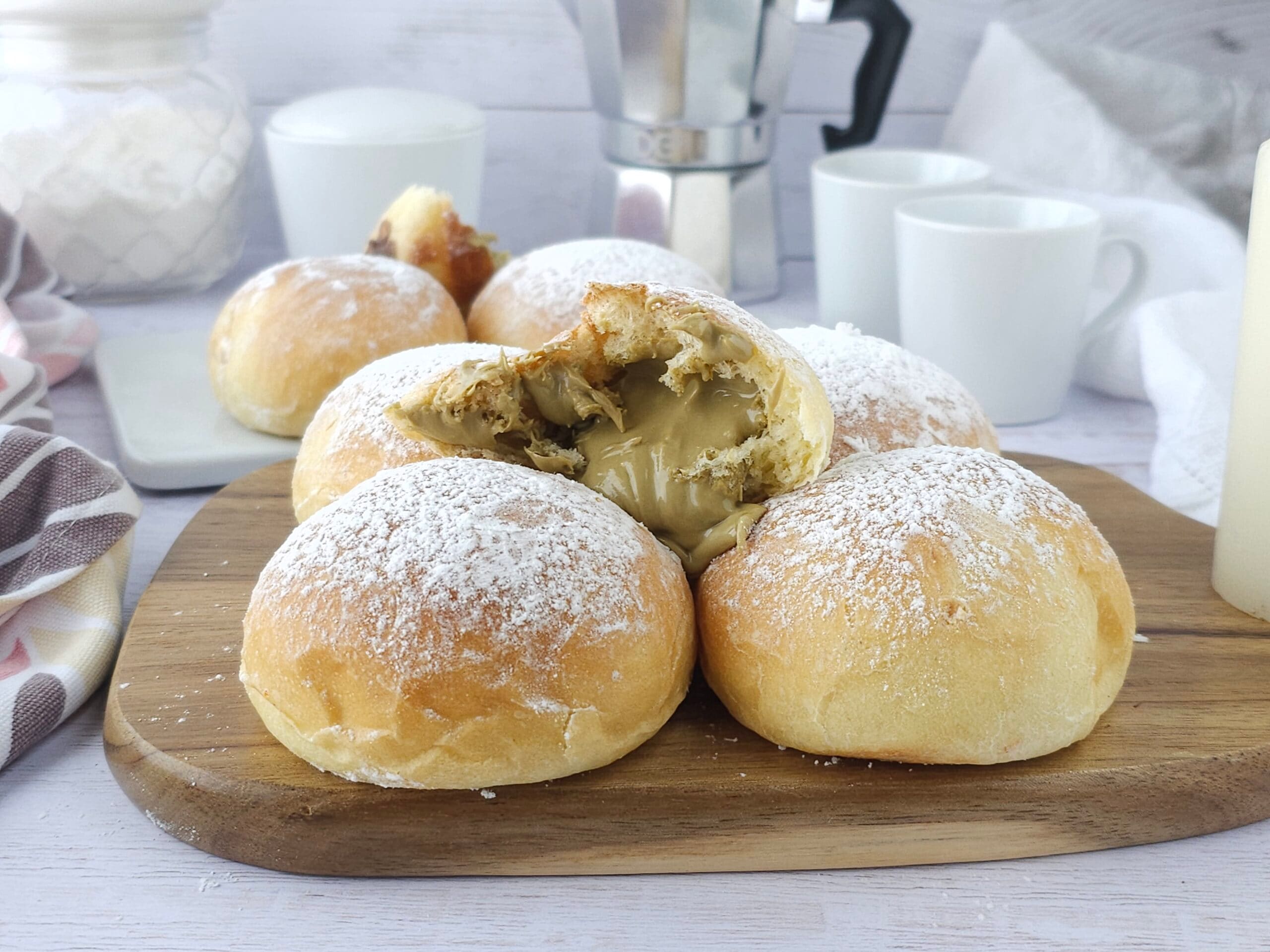 Brioche gefüllt mit Pistaziencreme