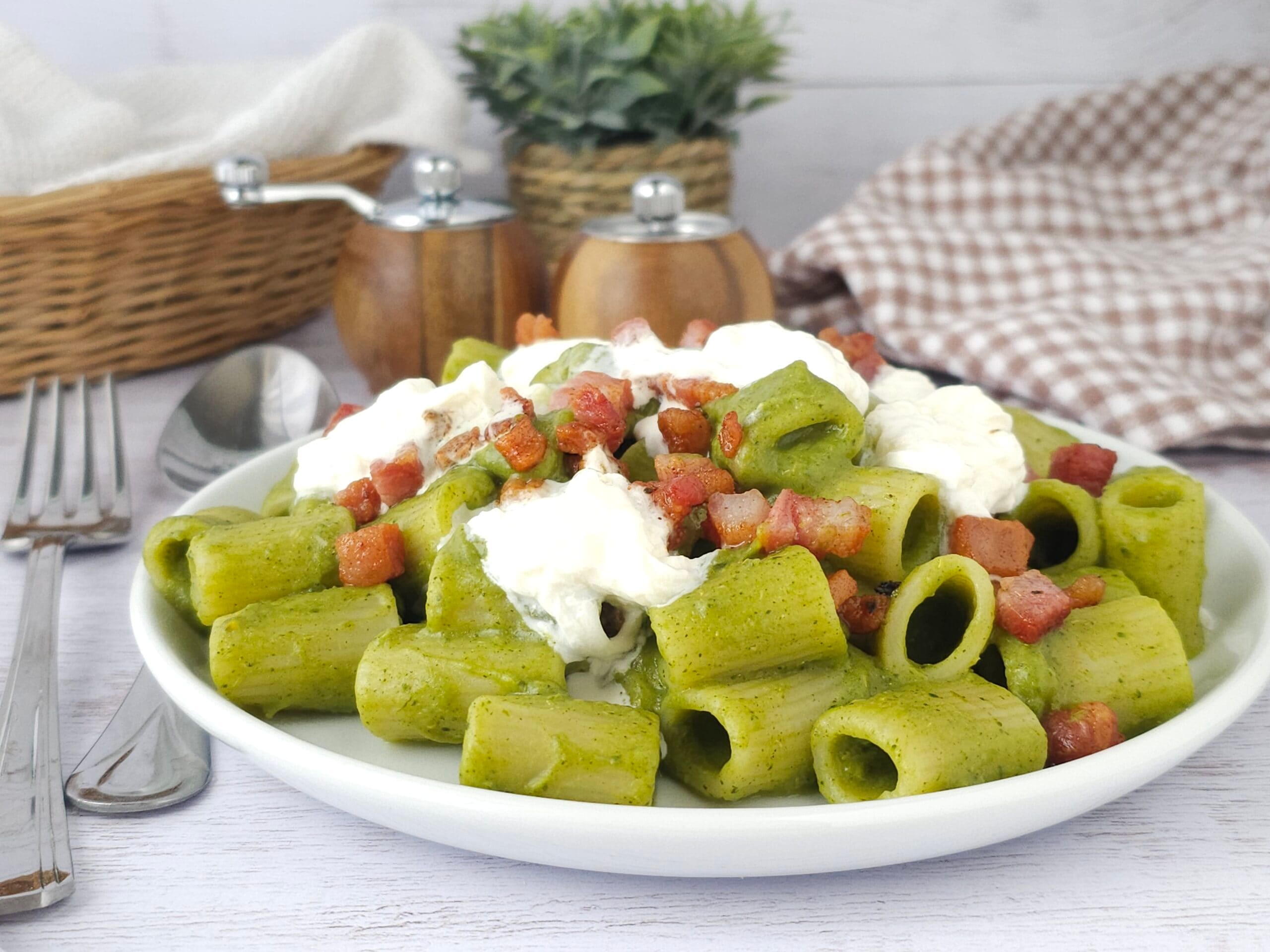 Pasta mit Brokkolicreme und knusprigem Speck
