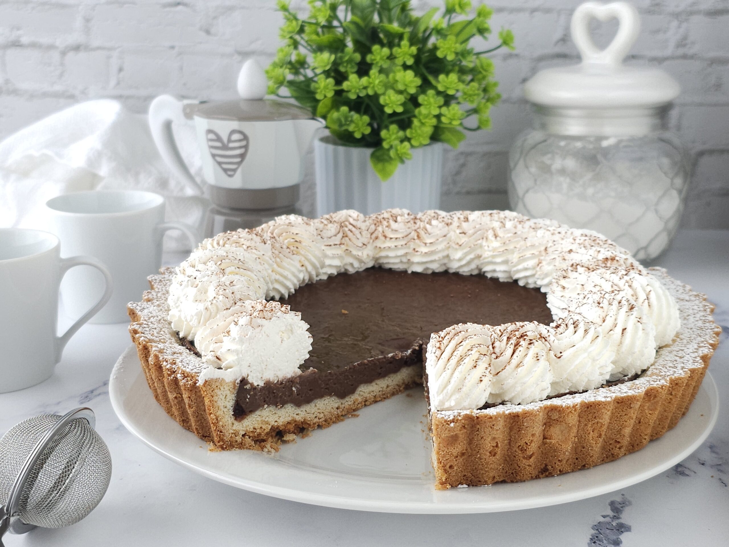 Tarte mit Schokoladencreme und Schlagsahne