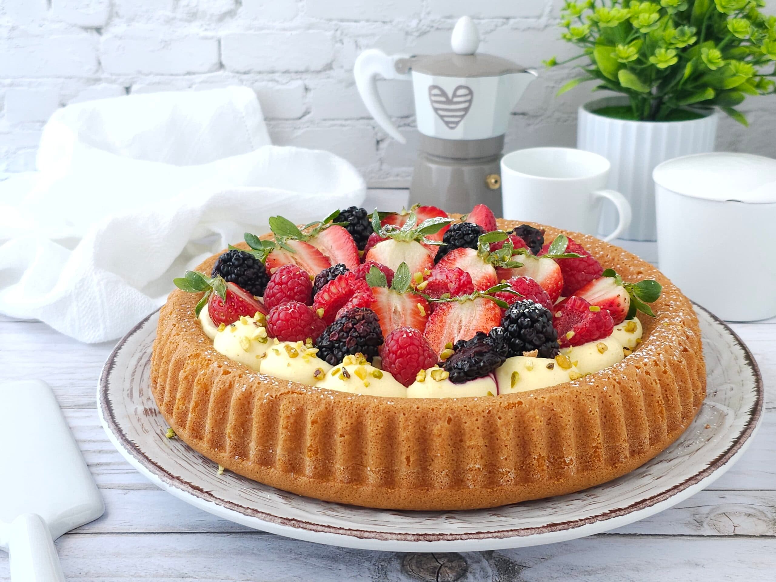 Weiche Torte mit Waldbeeren und Diplomatcreme