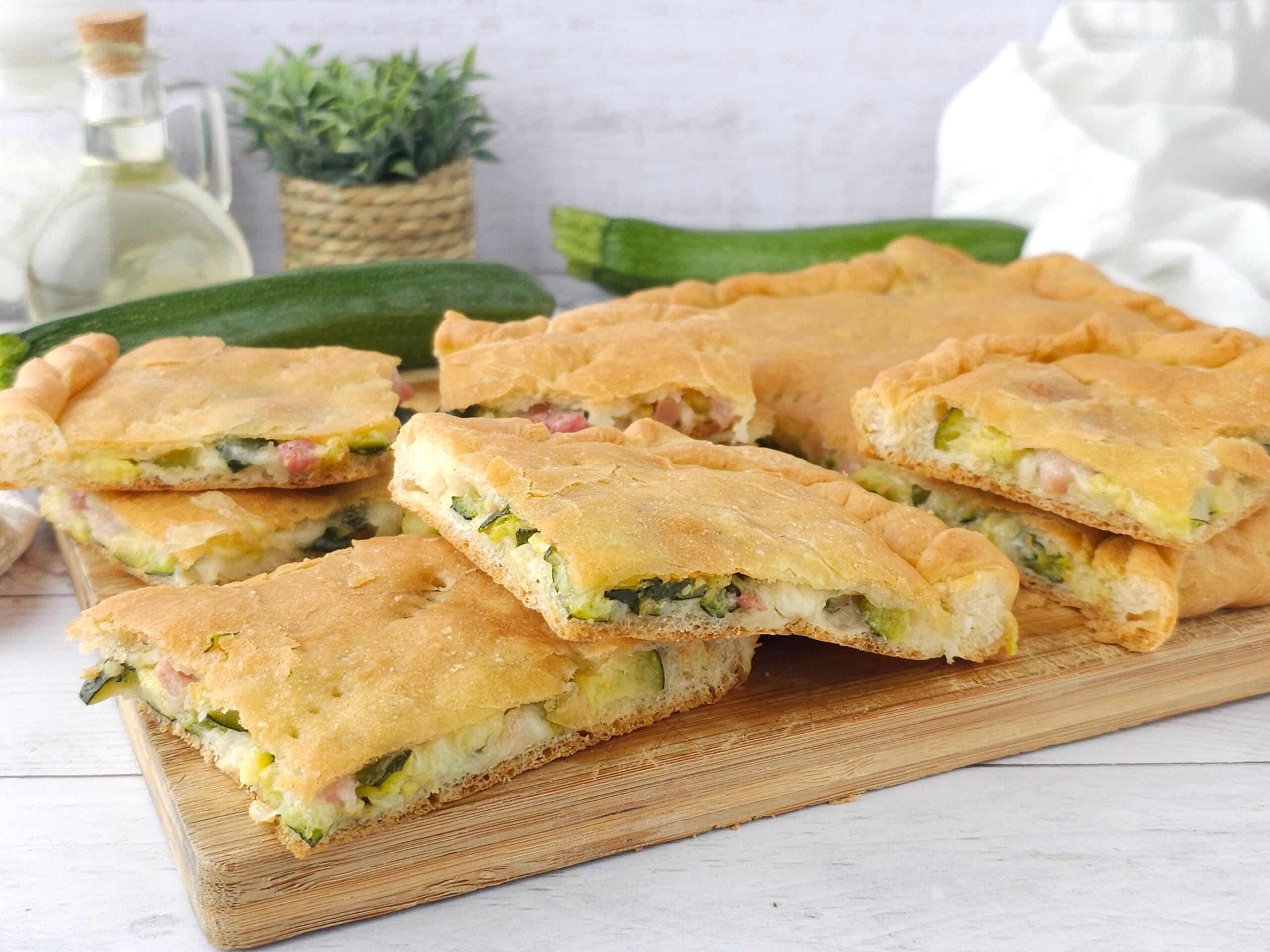 Rustikale Pizza mit Zucchini und Speck