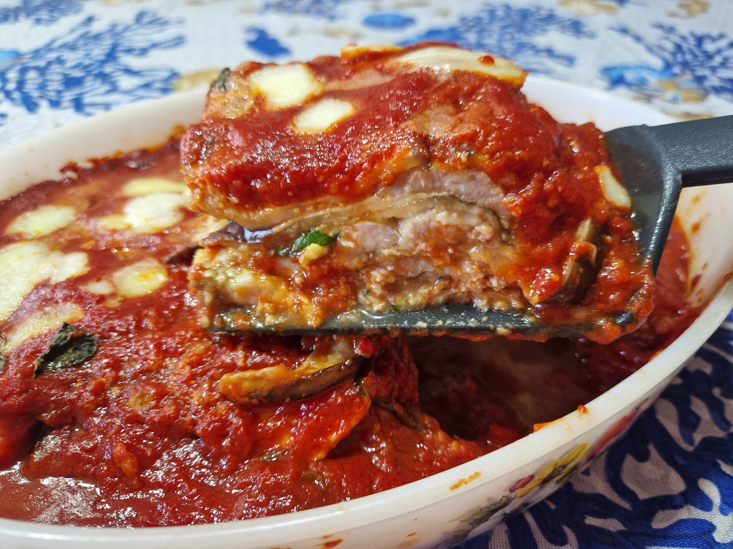 Schwertfisch-Parmigiana aus der Straße von Messina