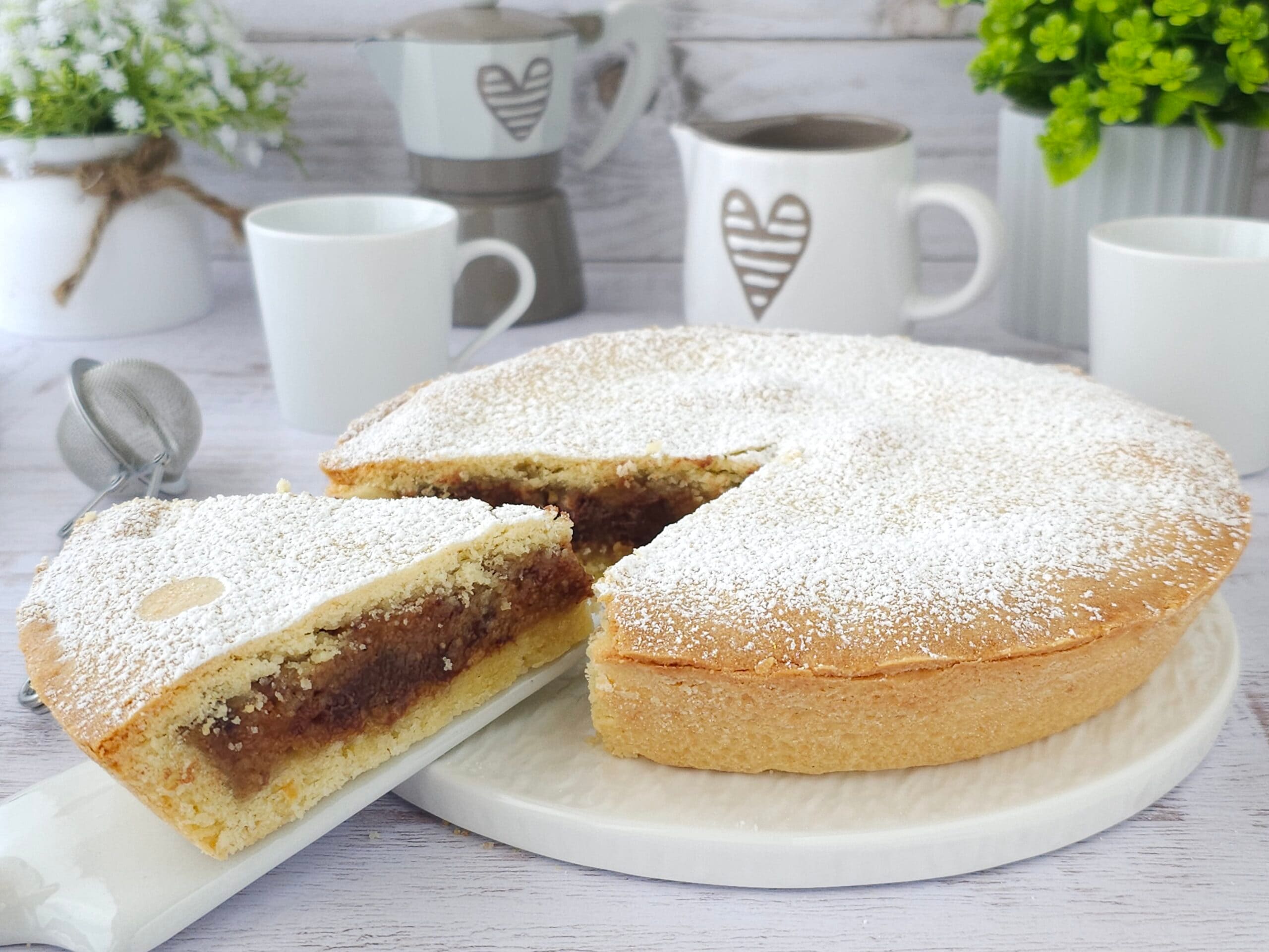 Süße Torte mit Trockenfruchtfüllung