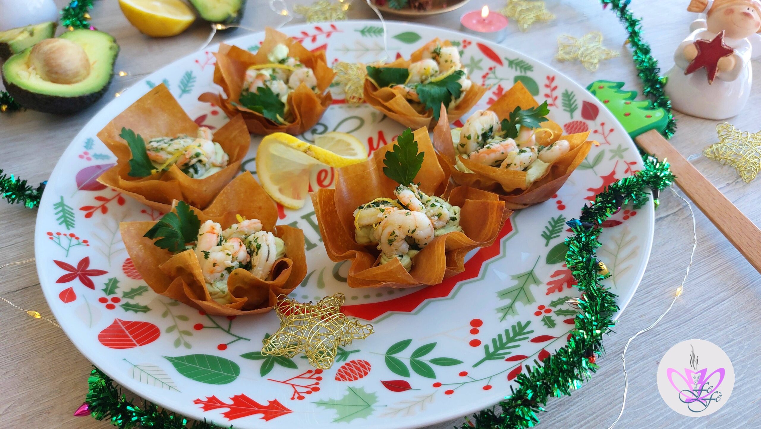 PHYLLOTEIGKÖRBCHEN MIT AVOCADOMOUSSE UND GARNELEN