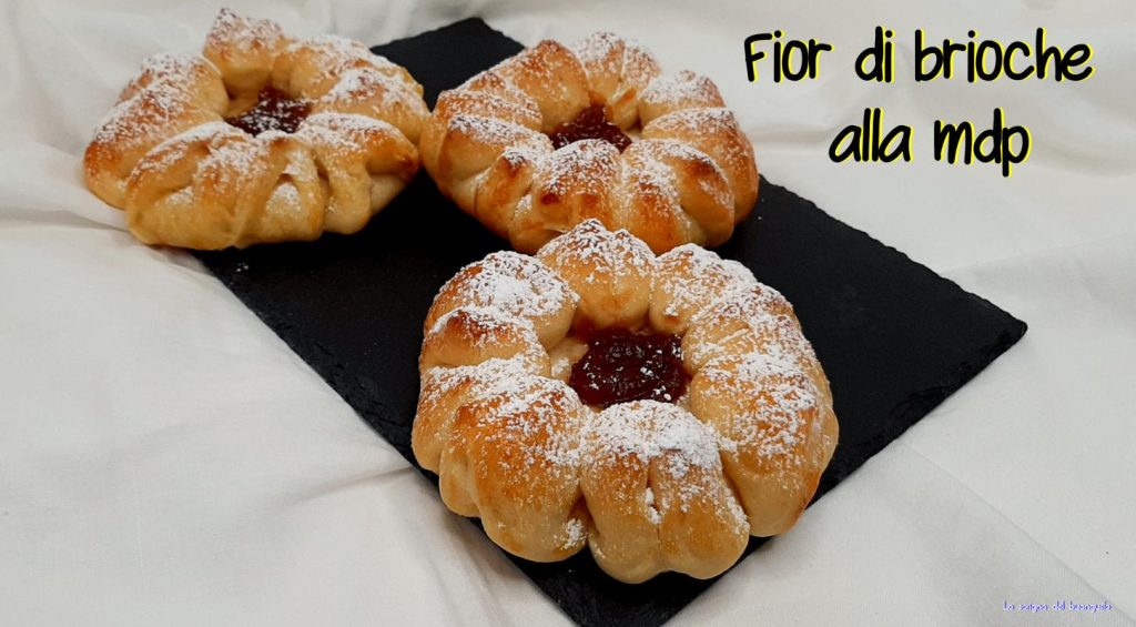 Blumige Brioche mit der Brotbackmaschine