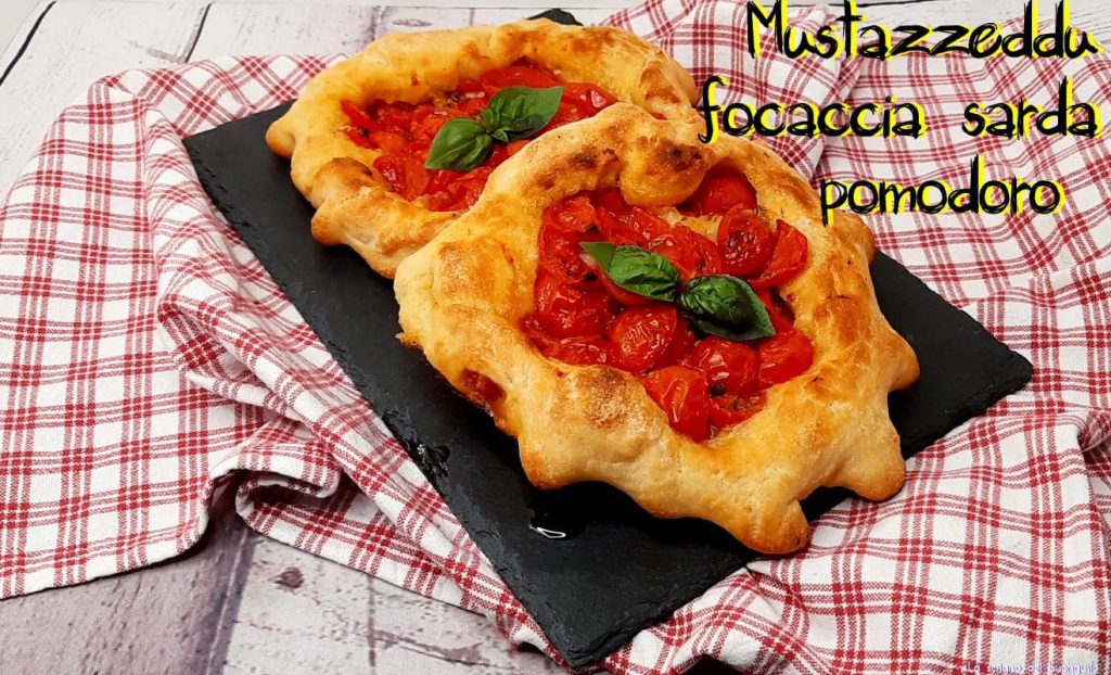 Mustazzeddu sardische Focaccia mit Tomaten
