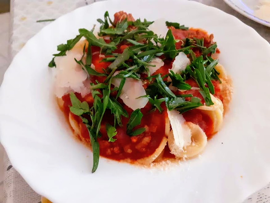 Orecchiette mit Wurst-Ragout, Rucola und Grana-Spänen