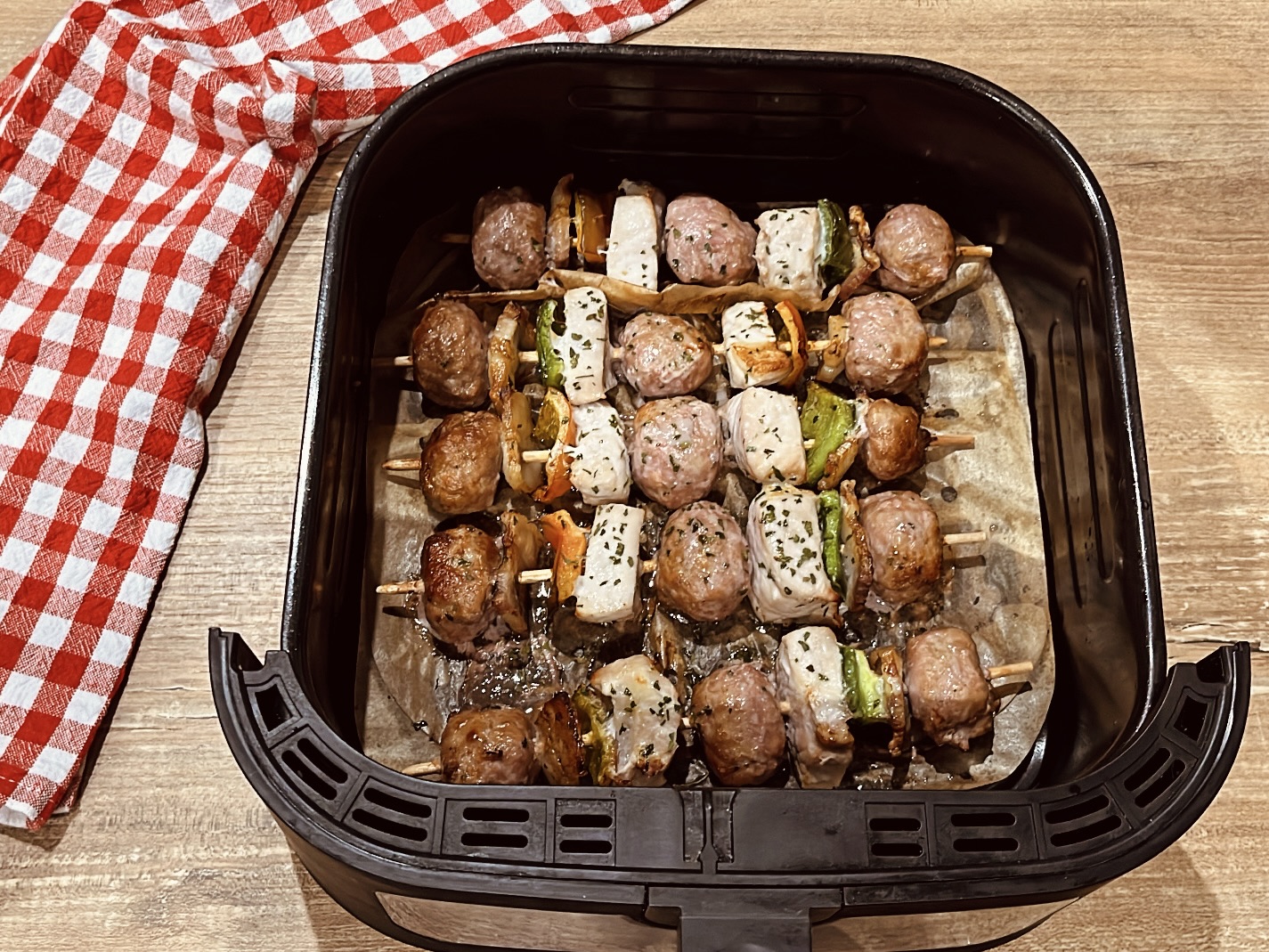 Zarte und saftige Spieße in der Heißluftfritteuse