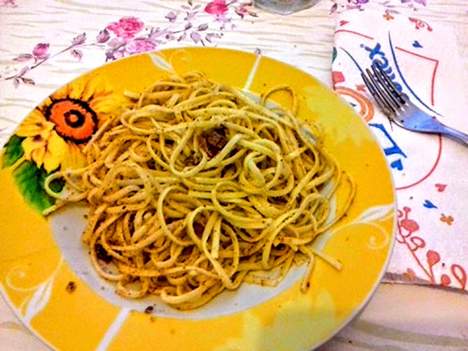 Pasta mit Sardellen und knusprigem Brot