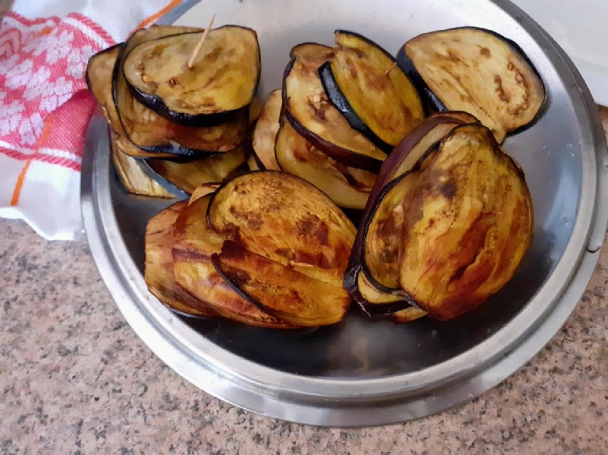 Mehrere Auberginen gleichzeitig im Heißluftfritteuse grillen