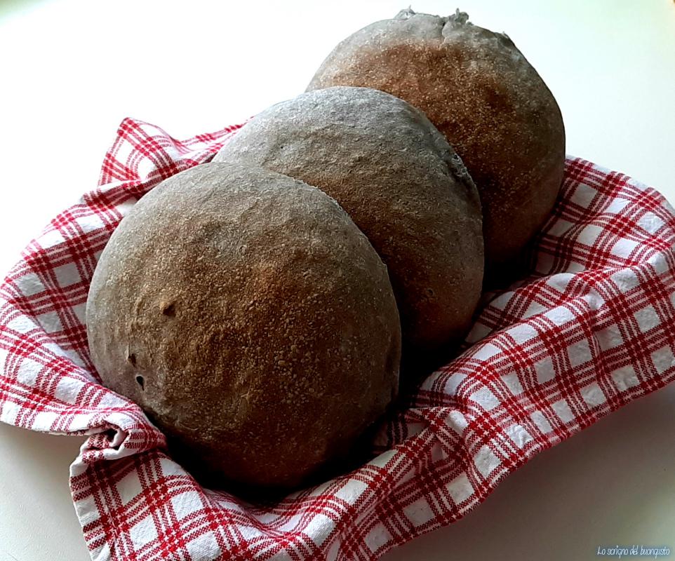 Brötchen mit Pflanzenkohle