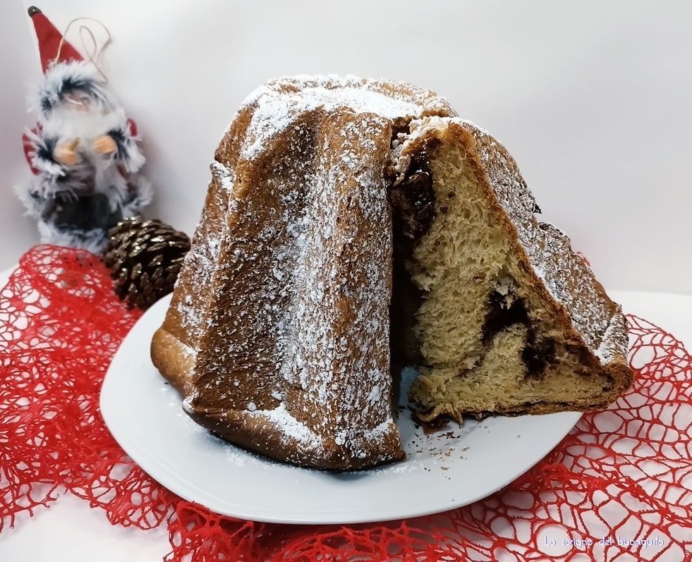 Schneller Pandoro gefüllt mit Nutella