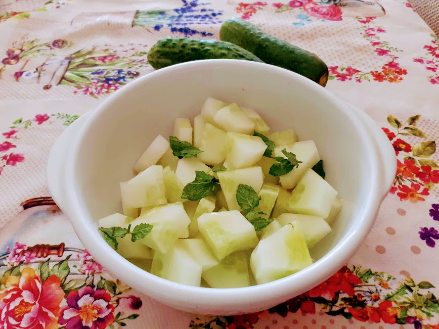Frischer Gurkensalat mit duftender Pfefferminze