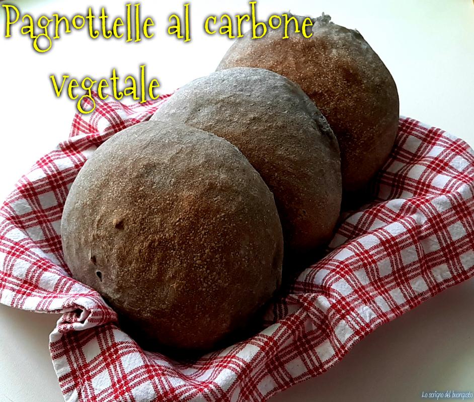 Brötchen mit Pflanzenkohle