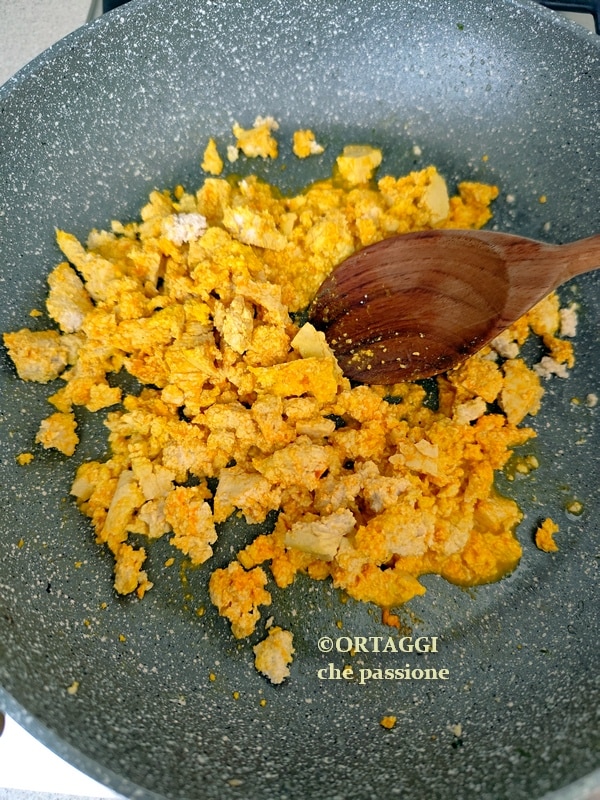 Rührtofu in der Pfanne zubereiten